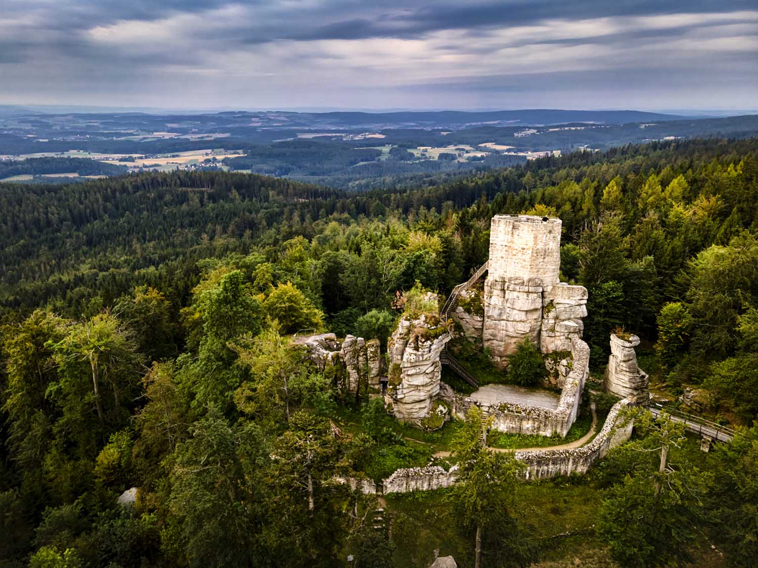Die Burgruine Weißenstein am Morgen