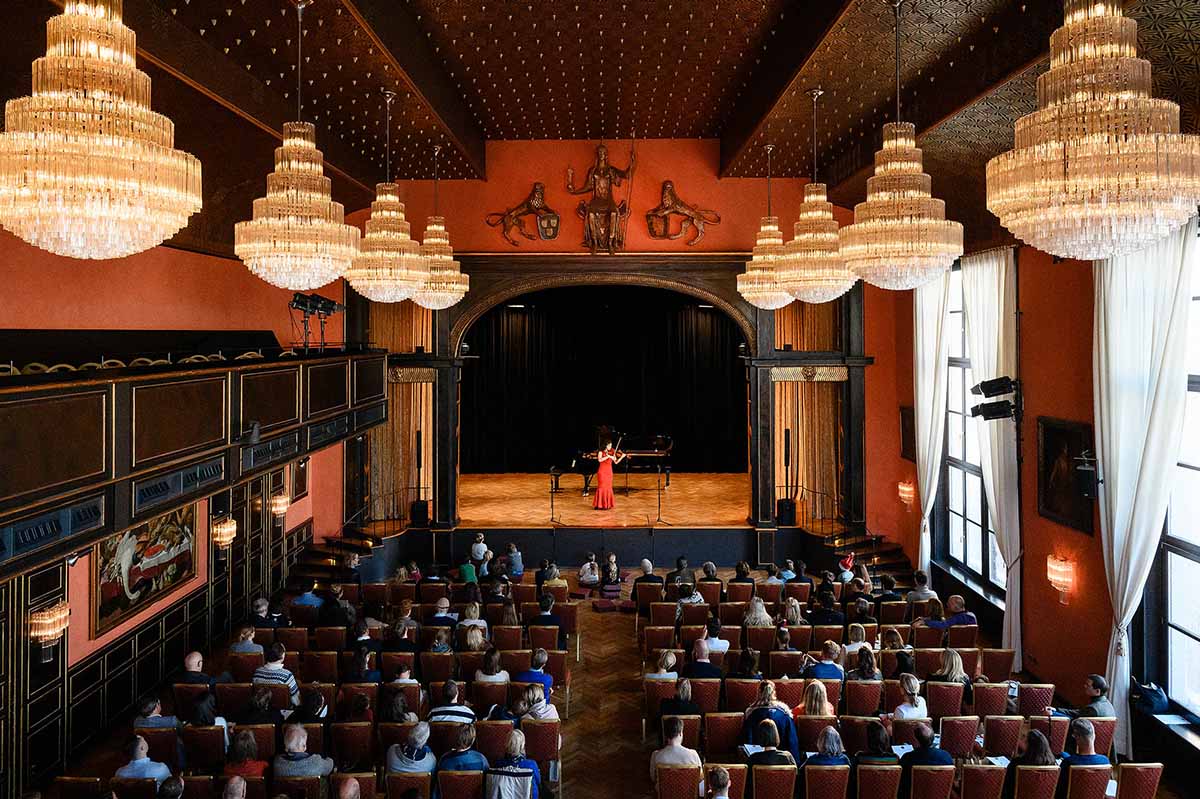 Benefizkonzert, Bühne, Geigerin, München