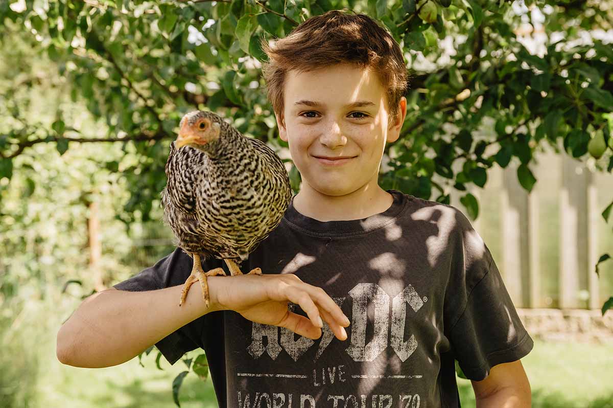 Junge, Huhn, Achmannhof, Ostbayern