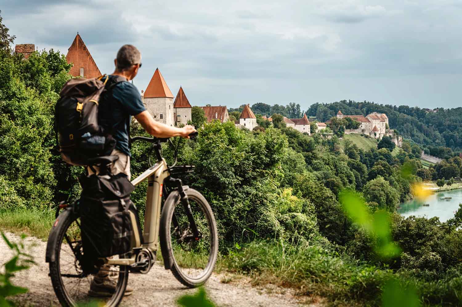 Mann, Fahrrad, Packtaschen, Burg, Burghausen